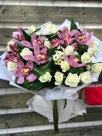 Букет цветов из: Розы и Хризантемы в Саратовской