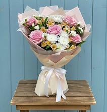 Букет цветов из:  Гвоздики, Орхидеи и Розы #REPLACE_PRED# Саратовской