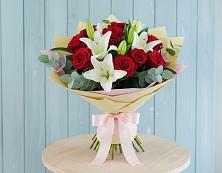 Букет цветов из:  Лилии и Розы в Саратовской