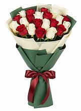 Букет Микс из красных и белых роз в Саратовской