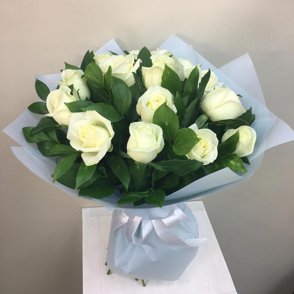 Букет 15 Белых роз Проуд в Саратовской