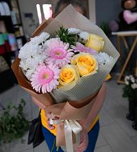 Букет цветов из:  Герберы, Розы и Хризантемы в Саратовской