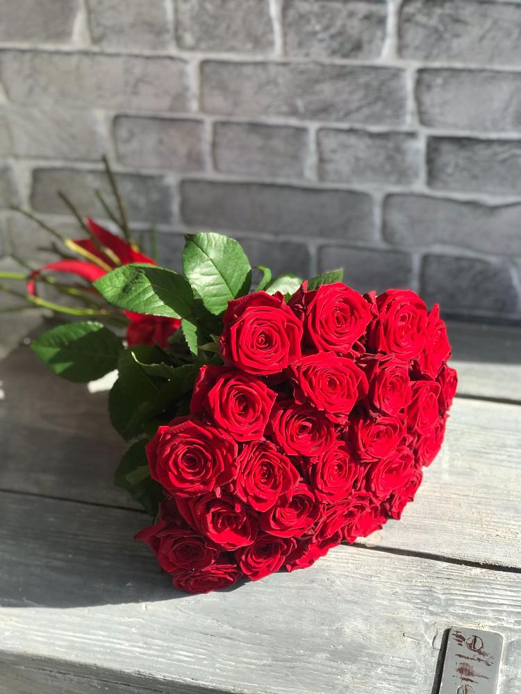 Букет Красные розы Фридом в Саратовской