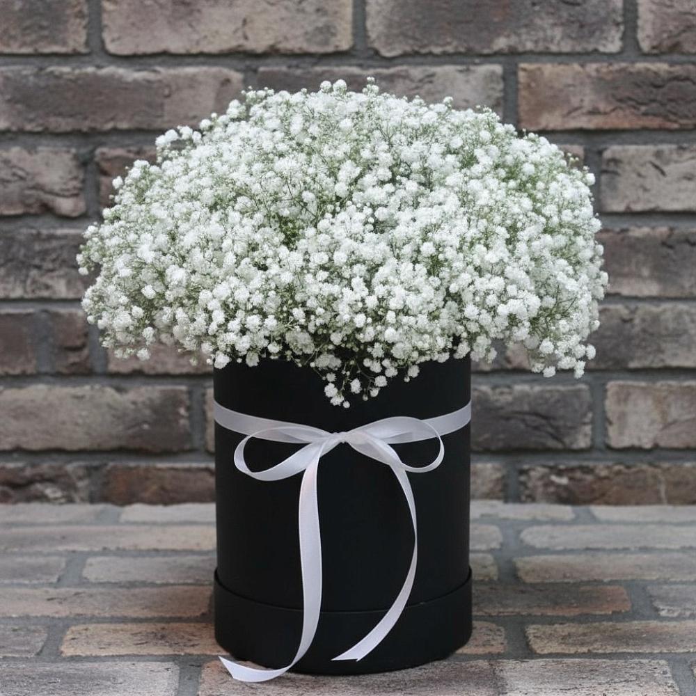 Цветочная композиция из Гипсофила в шляпной коробке в Саратовской