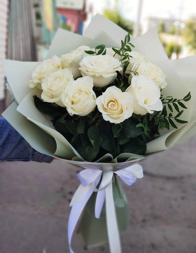 Букет Белые розы Проуд в Саратовской