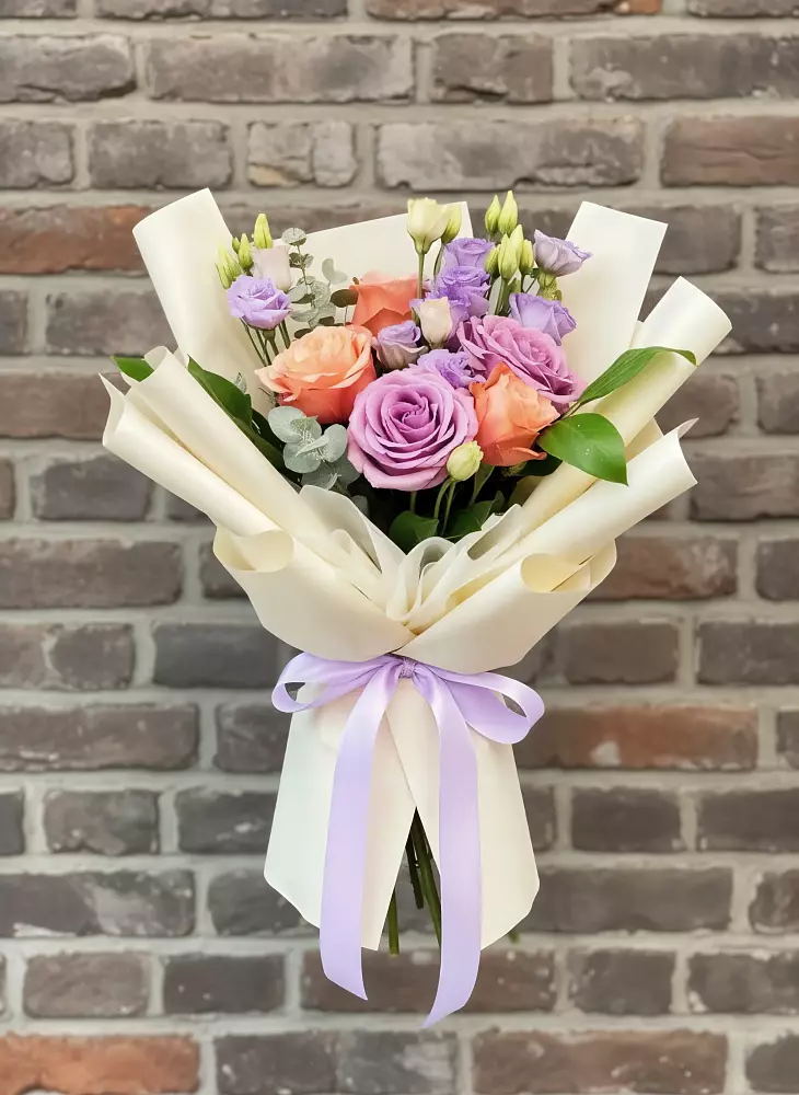 Букет цветов из: Лизиантусы и Розы в Саратовской