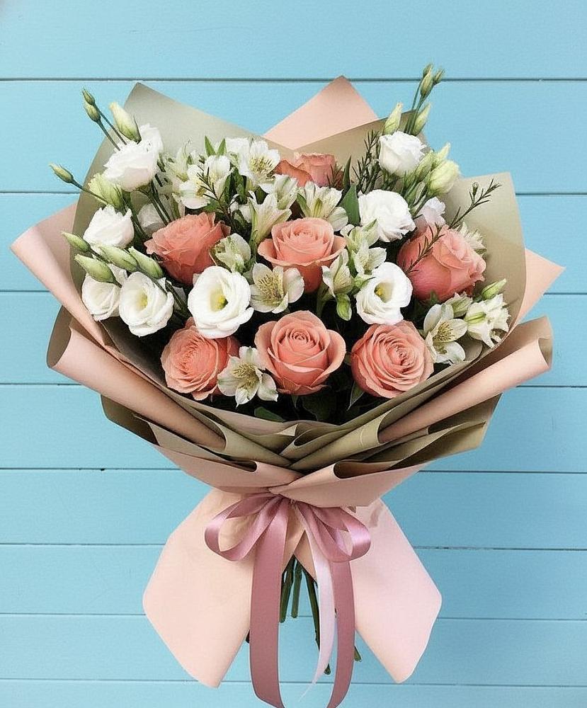 Букет цветов из: Розы, Альстромерии и Лизиантусы в Саратовской