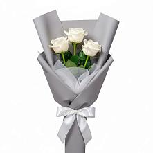 Букет 3 белые розы в Саратовской
