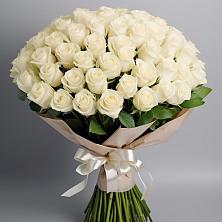 Букет 101 беля роза Белоснежка в Саратовской