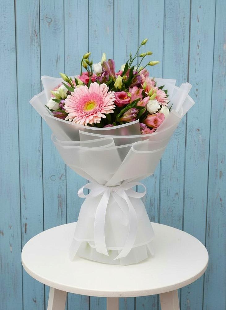 Букет цветов из: Герберы, Альстромерии и Лизиантусы в Саратовской