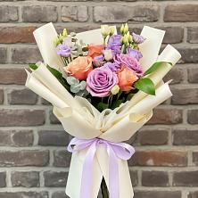 Букет цветов из:  Лизиантусы и Розы в Саратовской