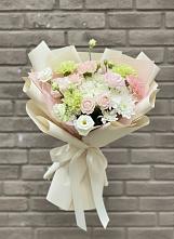 Букет цветов из:  Гвоздики, Розы, Лизиантусы и Хризантемы #REPLACE_PRED# Саратовской