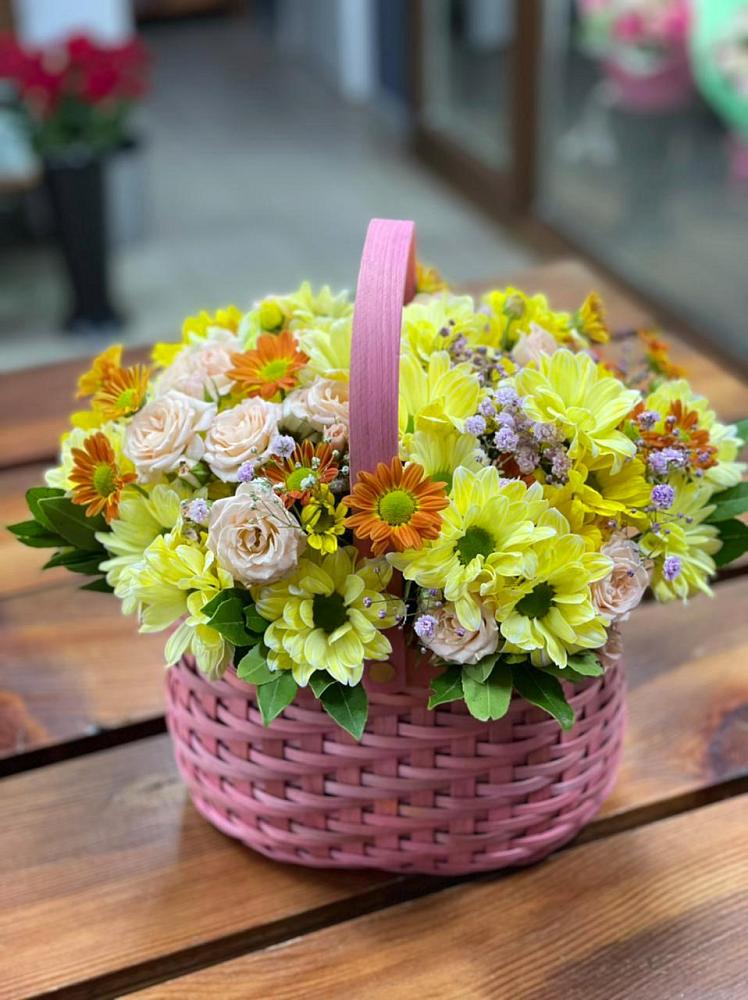 Цветочная композиция из Хризантемы и Розы в корзине в Саратовской