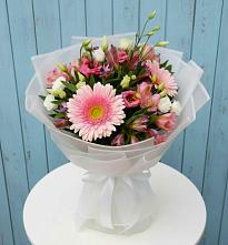Букет цветов из:  Герберы, Альстромерии и Лизиантусы в Саратовской