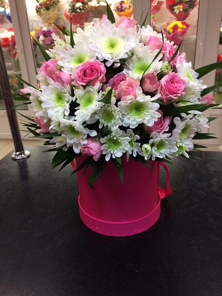 Цветочная композиция из Розы и Хризантемы в шляпной коробке в Саратовской