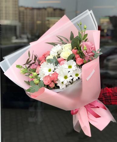 Букет цветов из: Розы, Лизиантусы и Хризантемы в Саратовской