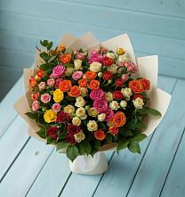 Букет Микс из разноцветных кустовых роз в Саратовской