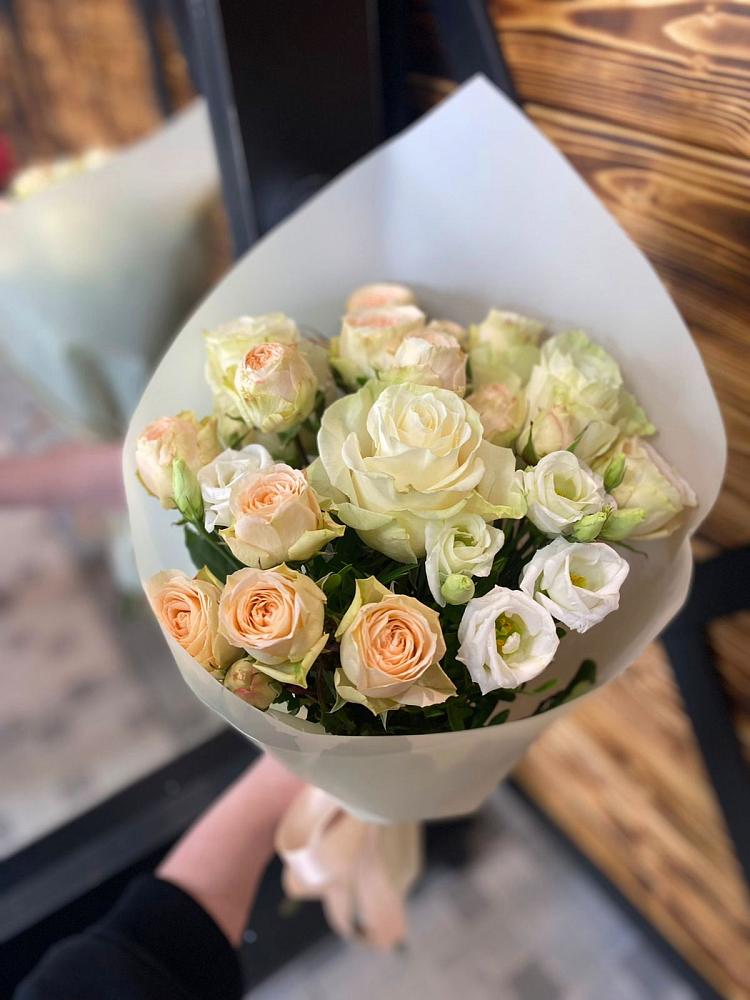 Букет цветов из: Розы и Лизиантусы в Саратовской